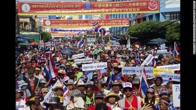 Làn sóng biểu tình ở Thái Lan tăng cao trong nhiều ngày qua. Người biểu tình chống chính phủ vẫy cờ tổ quốc trong một cuộc biểu tình ở Bangkok.